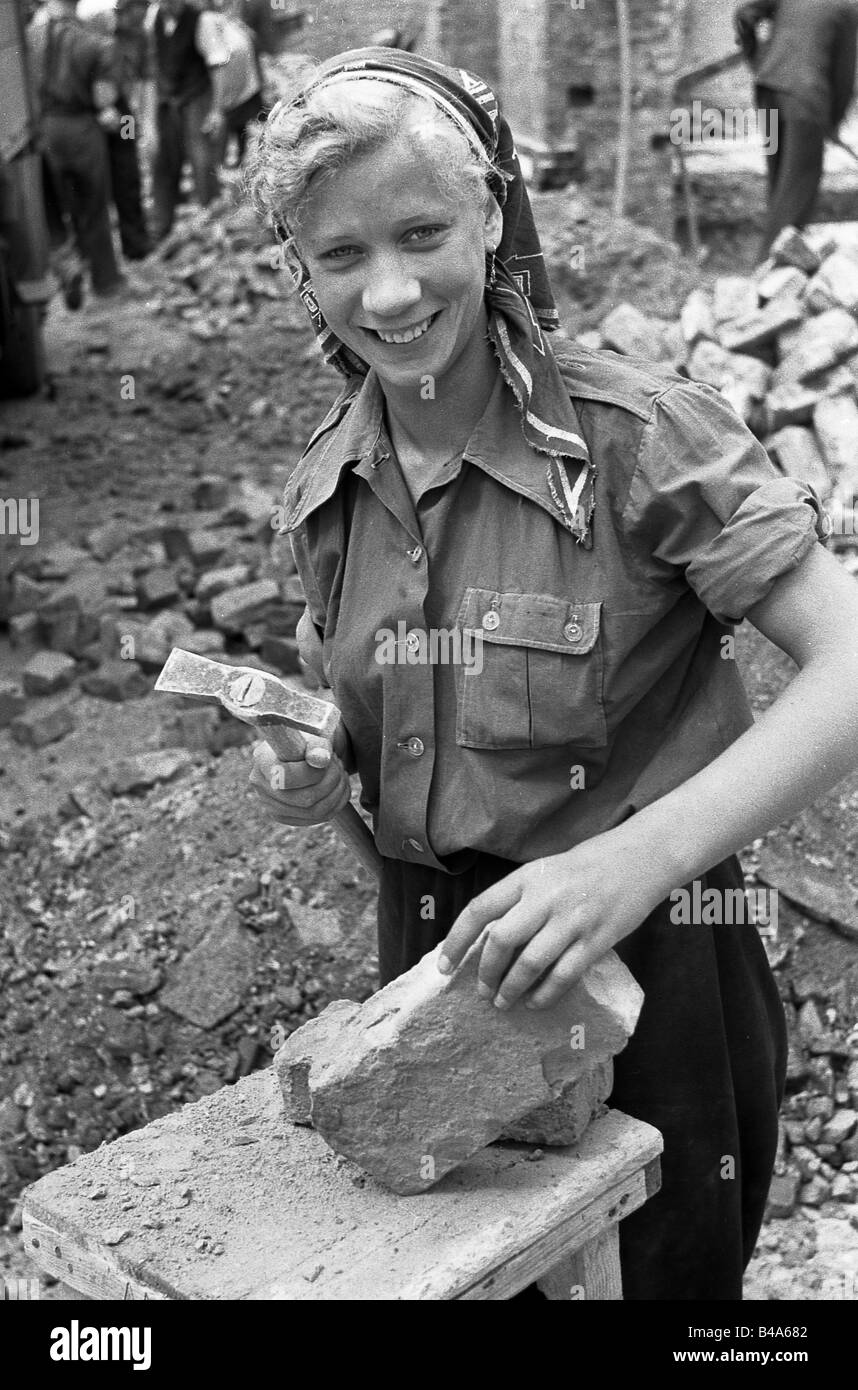 Eventi, post guerra era, ricostruzione, giovane donna che lavora su un mattone, Berlino, settore sovietico, primi 1950s, , Foto Stock