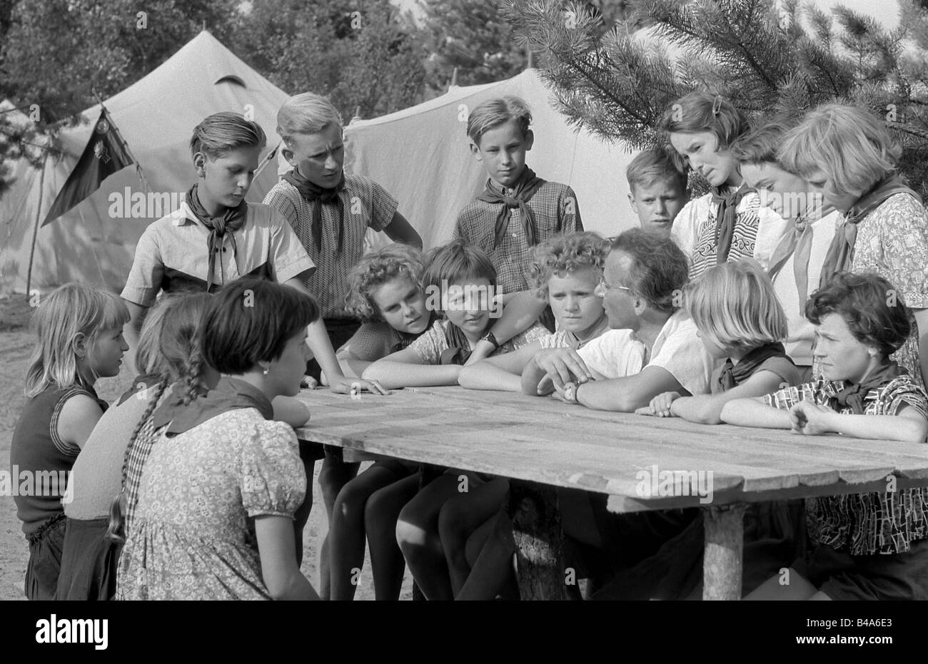 Geografia/viaggio, Germania, Repubblica democratica tedesca, organizzazioni, Ernst Thälmann Pioneer Organisation, Young Pioneers, campo vacanze, 1956, gruppo intorno a un tavolo, , Foto Stock