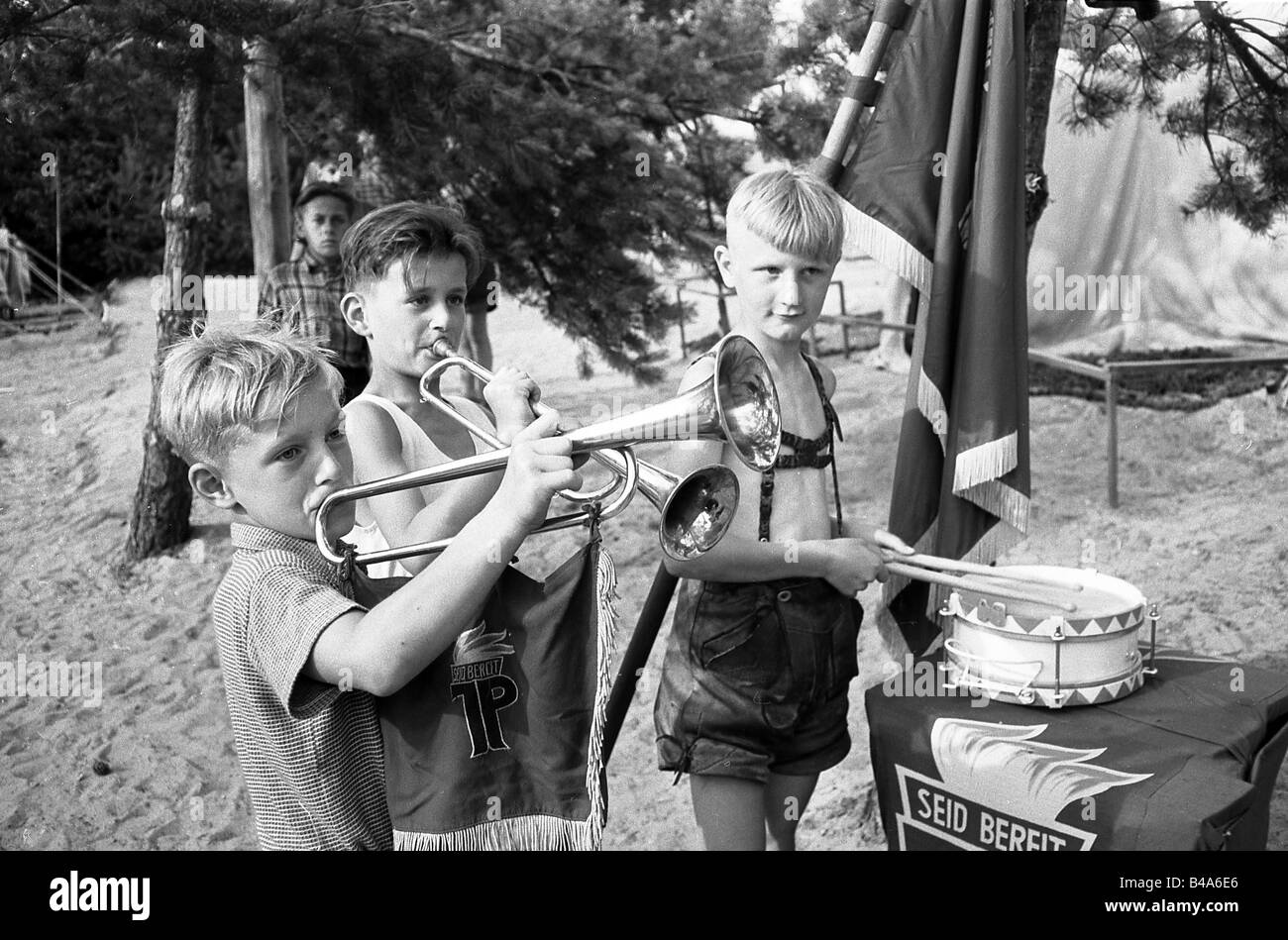 Geografia/viaggio, Germania, Repubblica democratica tedesca, organizzazioni, Ernst Thälmann Pioneer Organisation, Young Pioneers, campo vacanze, 1956, musicisti, , Foto Stock