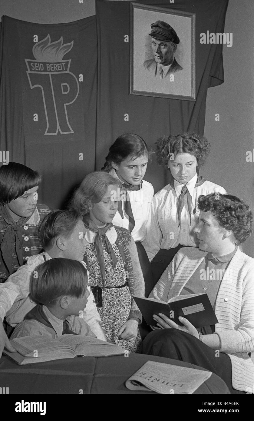 Geografia/viaggio, Germania, Repubblica democratica tedesca, organizzazioni, Ernst Thälmann Pioneer Organisation, Young Pioneers, giornata dell'insegnante, 1955, Foto Stock