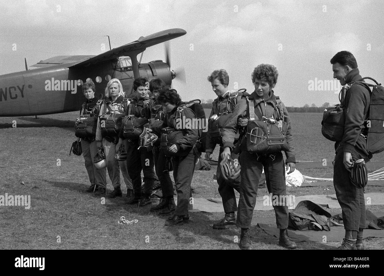 Sport, paracadutismo, paracadutisti in un campo aereo, Repubblica democratica tedesca, 1964, Foto Stock