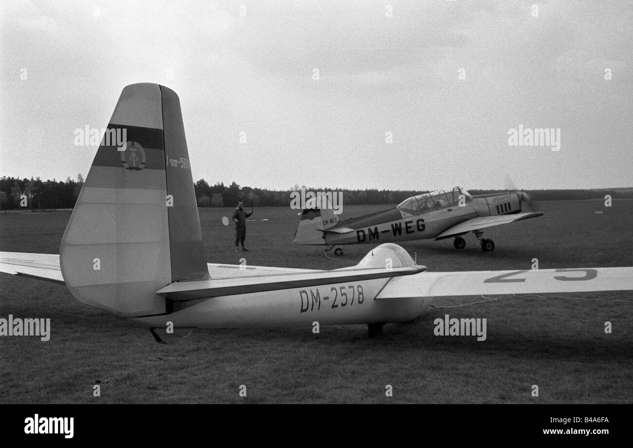 Sport, deltaplano, aliante su un campo aereo, Repubblica democratica tedesca, 1964, Foto Stock