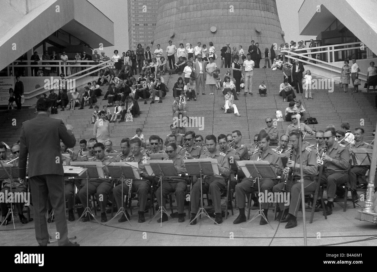 Militare, Germania, Esercito dei popoli nazionali, musica militare, concerto alla Torre della Televisione, Alexanderplatz, Berlino, 1972, Foto Stock