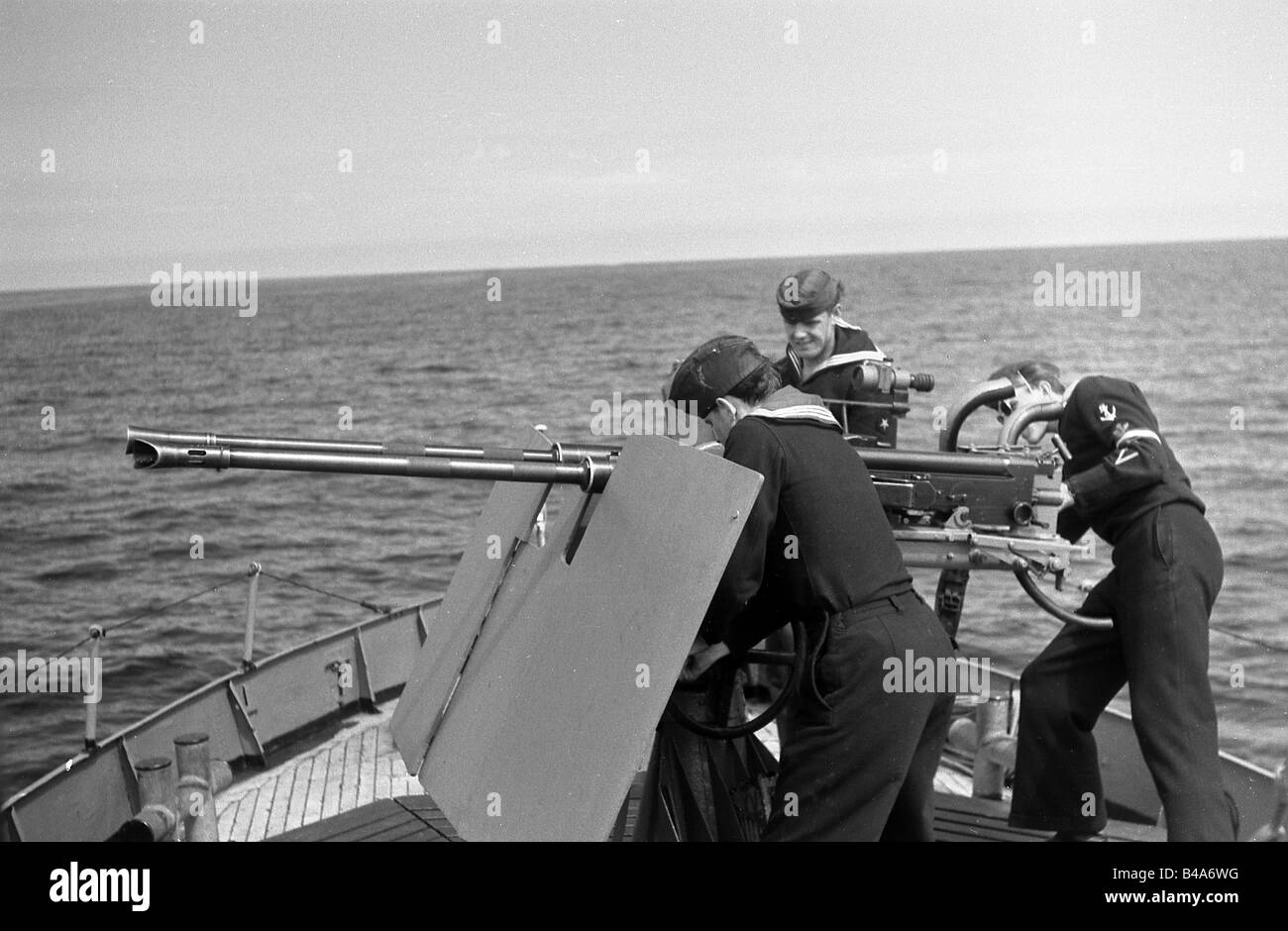 Polizia, Germania, Repubblica democratica tedesca, polizia di frontiera, pattuglia in funzione, marinai con pistola antiaerea, 1958, Foto Stock