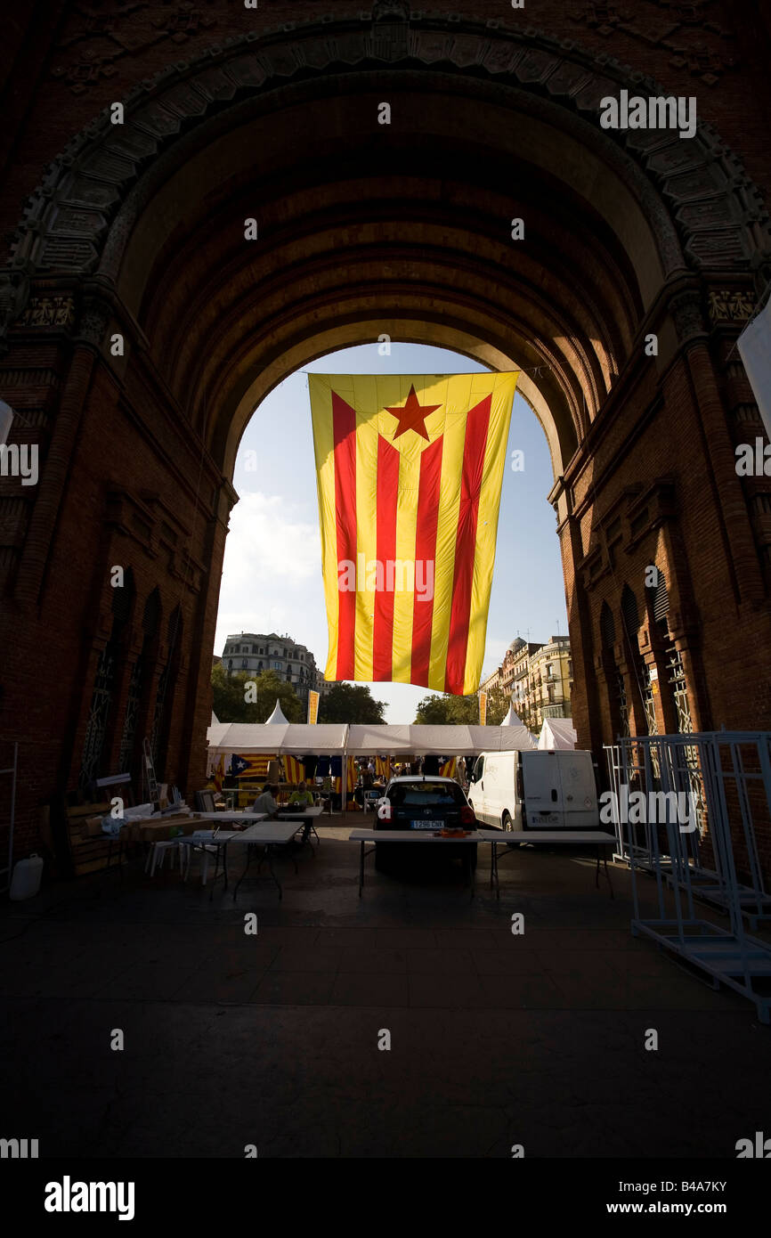 Catalunya bandiera gigante in attesa dall'Arc de Triomf Barcellona Spagna Foto Stock