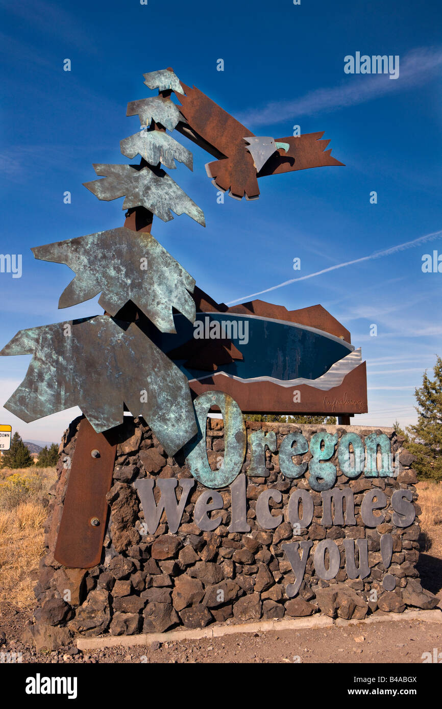 Oregon scultura in segno di benvenuto con un aquila calva soaring su un albero sempreverde e montagna con il testo "Oregon vi accoglie' Foto Stock