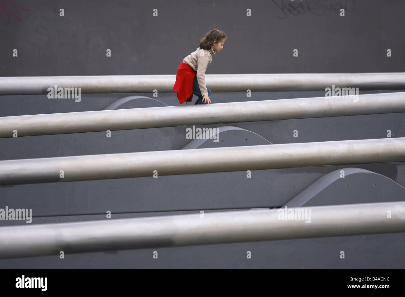 Ragazza giovane più lunga deuropa altalena in Tilla-Durieux-Park, Berlino, Germania Foto Stock