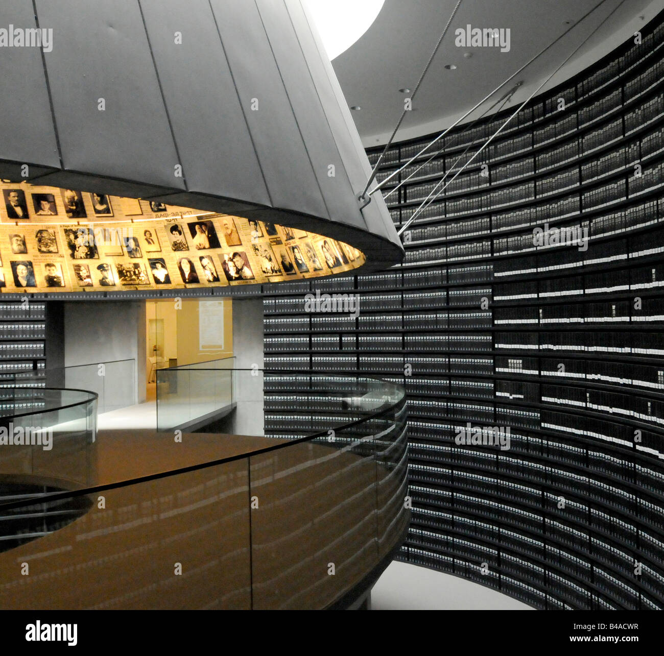 Il 'Hall di nomi', il memoriale di ogni ebreo assassinato durante l'Olocausto a Yad Vashem centre, Gerusalemme, Israele. Foto Stock