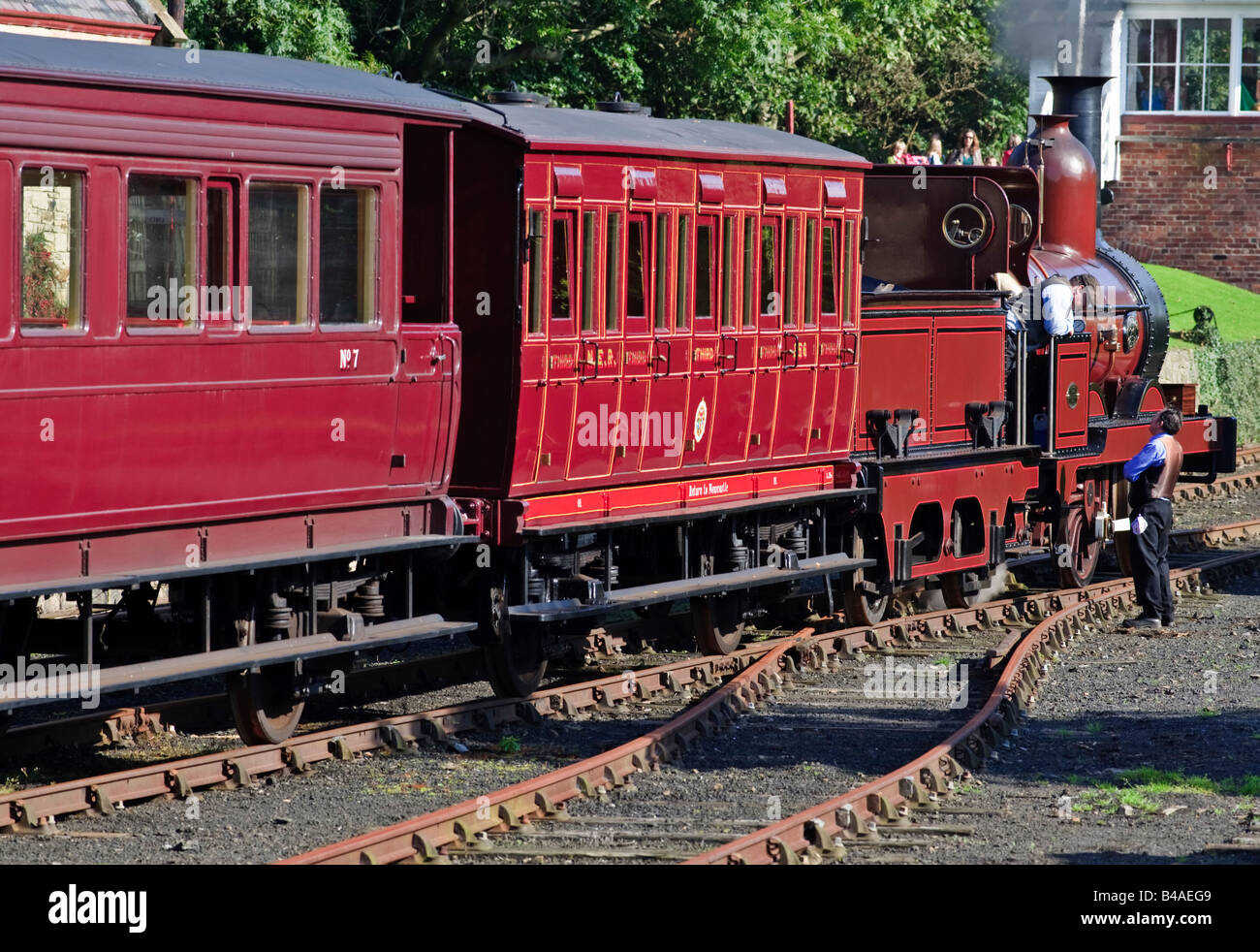 Un Furness Railway n. 20 motore a vapore e carri presso la ricreazione di Rowley stazione, il museo Beamish, County Durham, Inghilterra Foto Stock