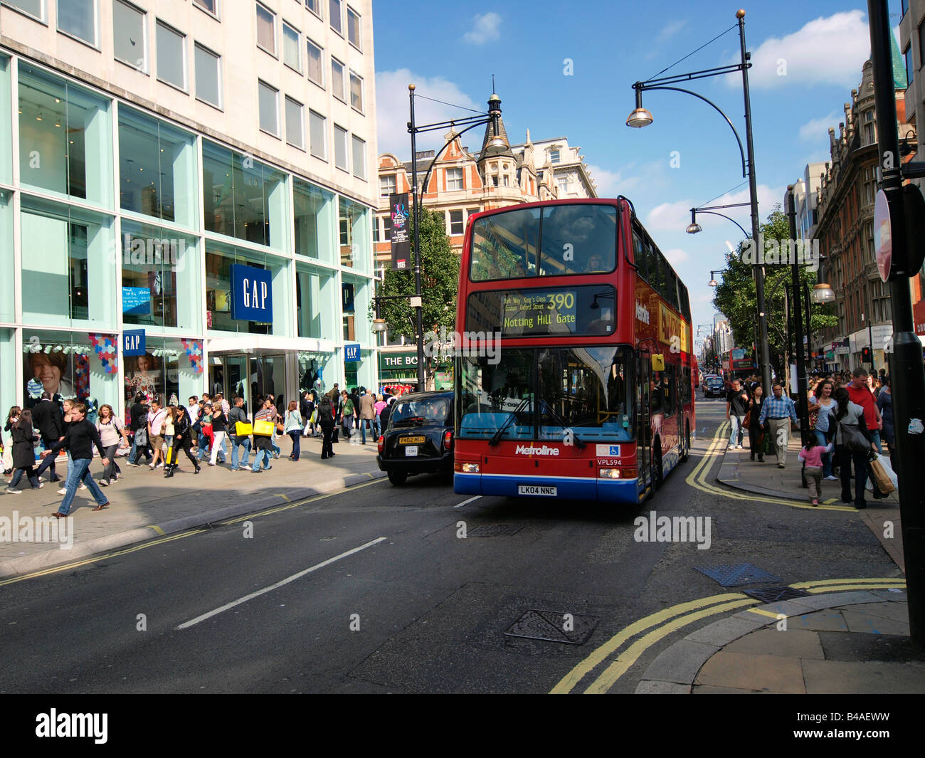 Oxford street con molte persone per lo shopping e il bus rosso London REGNO UNITO Foto Stock