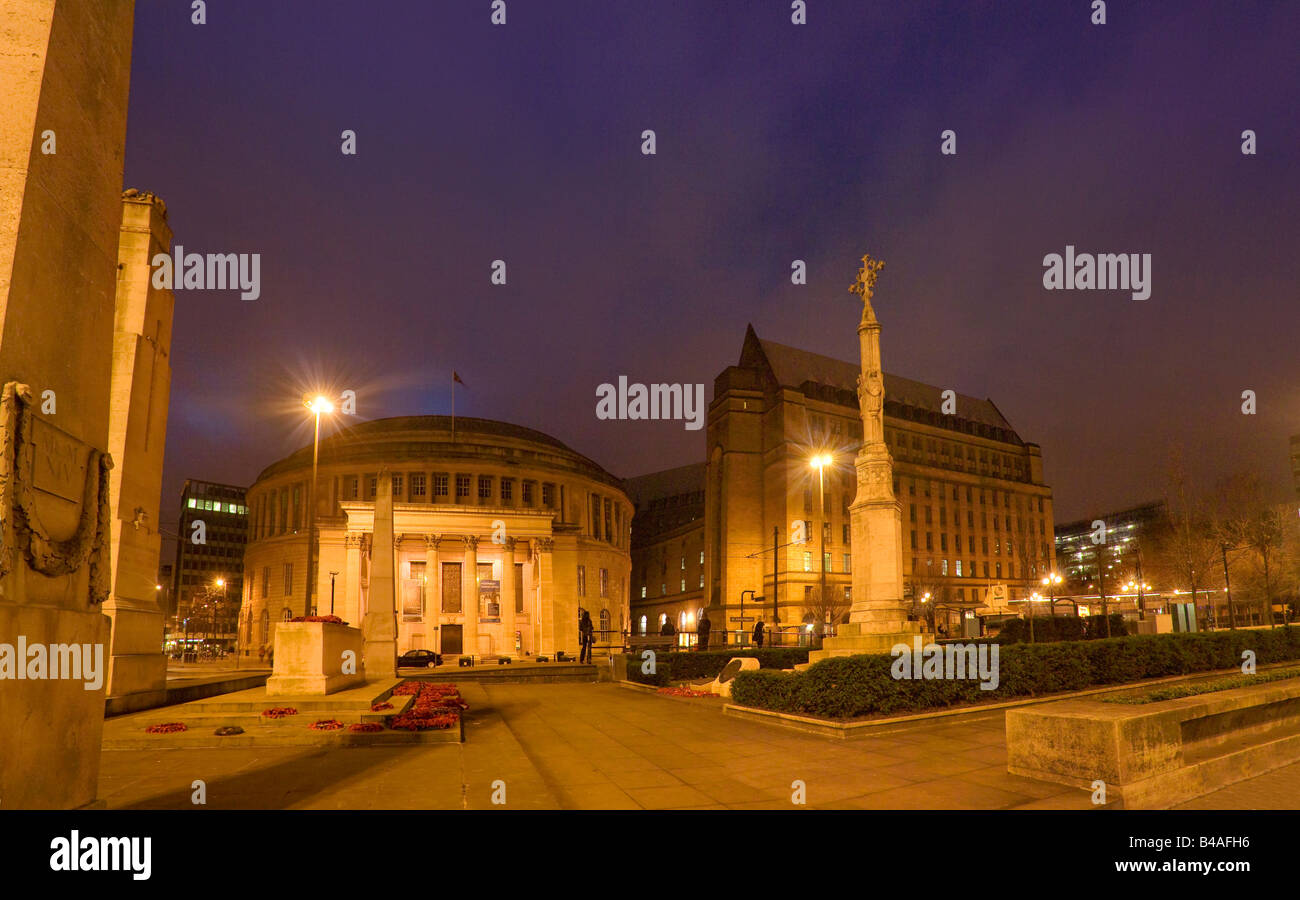 Piazza San Pietro, la Biblioteca Centrale & War Memorial Manchester, Inghilterra Foto Stock