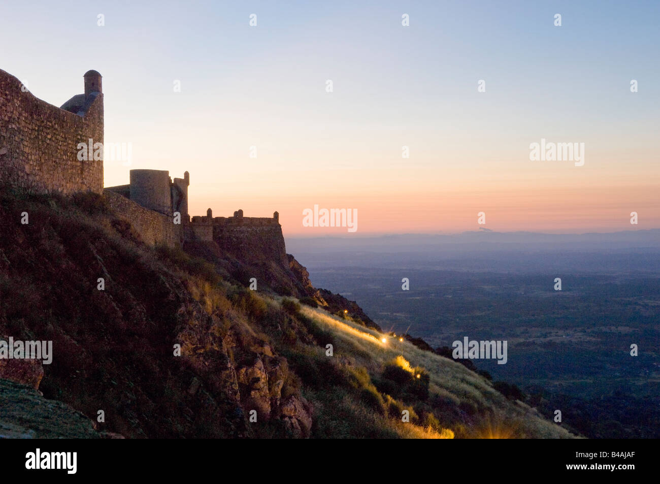 Alentejo, il castello medievale della città murata di Marvao al tramonto, Portogallo Foto Stock