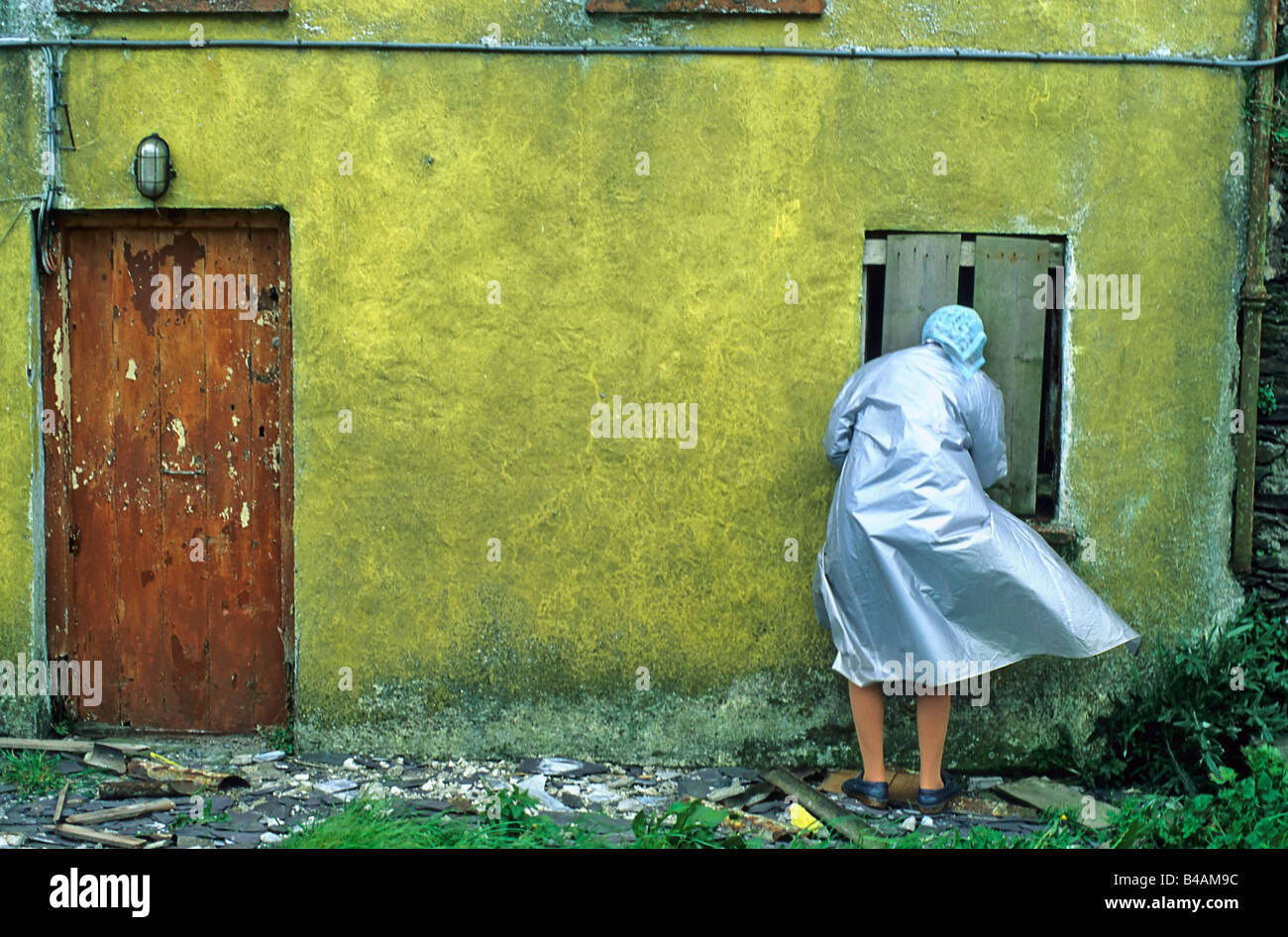 Countrywoman al frontdoor Irlanda Foto Stock