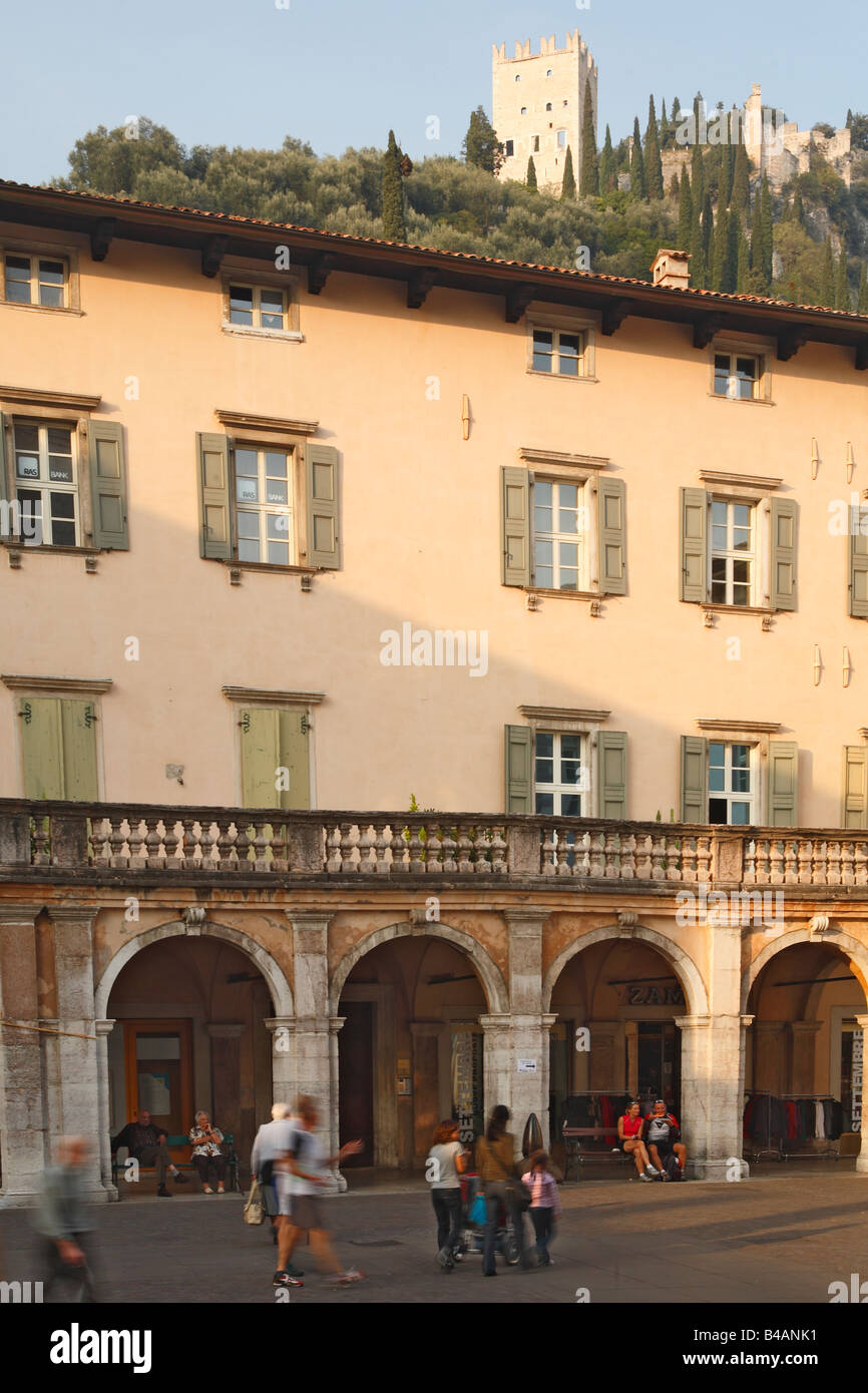 Piazza del Borgo Castello Arco Lago di Garda Trentino Foto Stock