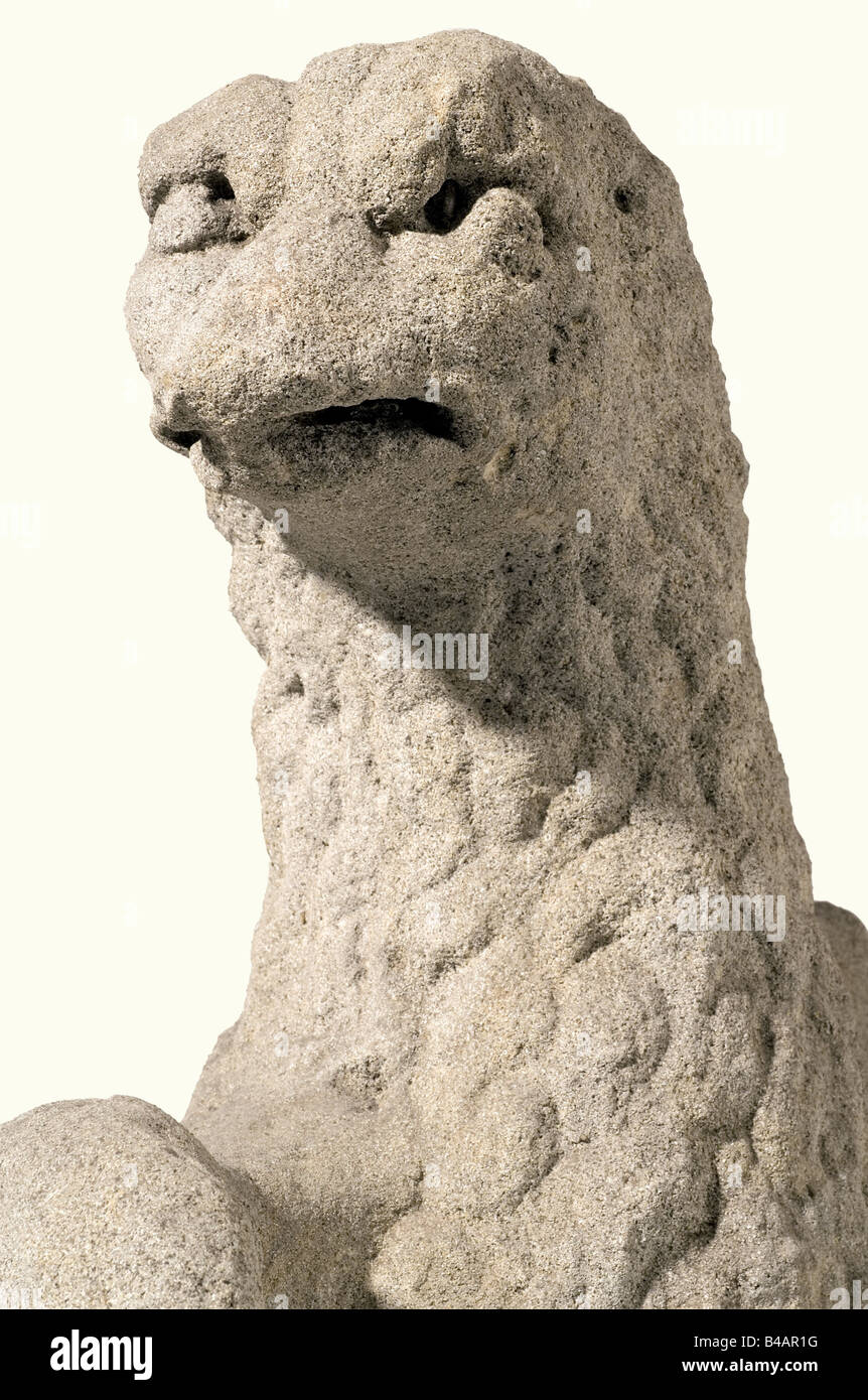 Una scultura di un'aquila, Italia o Francia, 17th/18th secolo. Una grande aquila scolpita in arenaria grigia in pieno rilievo. L'uccello è in piedi su un piccolo plinto ovale con le ali spalmate verso il lato e le piume splendidamente lavorate. Alcuni agenti atmosferici. L'ala sinistra è incompleta. Altezza 74 cm. Storico, storico, 18th secolo, 17th secolo, artigianato, artigianato, artigianato, oggetti, oggetti, alambicchi, clippings, tagli, tagli, tagli, sculture, statuette, figurine, statuette, statuette, statuette, statuette, belle arti, arte, Foto Stock
