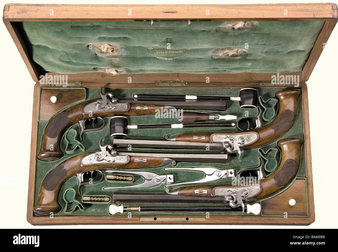 Una cassa a pistola con quattro pistole a percussione, Franz Leutheuser, Graz/Steiermark, circa 1840. Canne ottagonali, alla brace e anguste con fori rigati a sette scanalature in calibro di 11 mm. Ciascuna di esse è iscritta nella camera "Guszstahl = Lauf Leutheuser a Gratz" (acciaio fuso = Barrel Leutheuser a Graz). Ogni coppia è numerata "1" e "2". Blocco per breech con piastre di taglio vuote, piastre di blocco ad azione frontale e piastre laterali sono tutte dotate di sontuosa incisione floreale. Tamponi pieghevoli. Impostare i trigger integrati nelle protezioni dei trigger. Semi stock di noce con mobili in ferro engra, Foto Stock