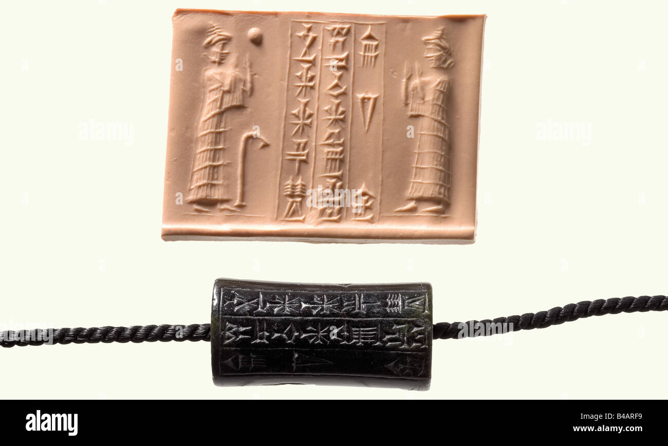 Una guarnizione a rullo babilonese, 1844 - 1750 a.C. pietra nera, verde chiaro, convessa al centro. Tagliare (intaglio) nome del proprietario, 'Silli - Ishtar, figlio di Ana-Shamash-Taklaku, Servo del Dio Amurru' Due mediatee con bracci rialzati stanno a destra e a sinistra dell'iscrizione. Altezza 33 mm. Diametri 17 e 15,5 mm. La guarnizione mostra una lavorazione di alta qualità e probabilmente proviene da un'officina a Sippar. Silli-Ishtar era senza dubbio un alto rango babilonese circa durante il periodo dal regno di Sabio a quello di Hammurabi. Storico, storico, antico , Foto Stock