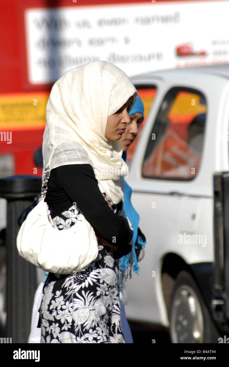 Le donne musulmane in attesa di attraversare la strada a Whitechapel di Londra. Foto Stock