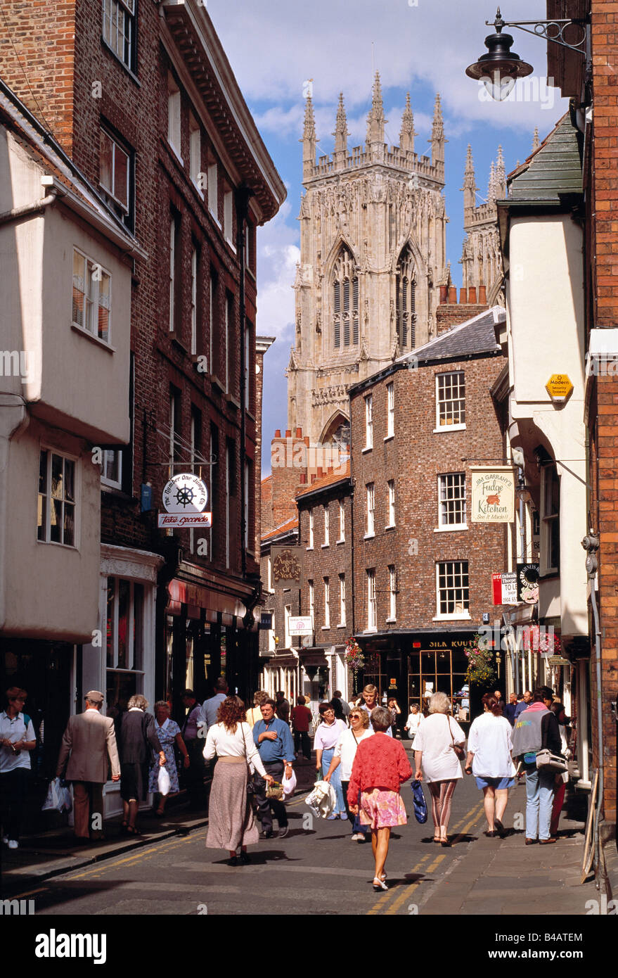 York Minster, nello Yorkshire, Gran Bretagna, Bassa Petergate street Foto Stock