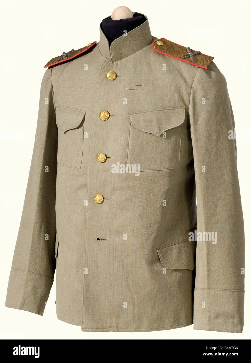 Kaiser Franz Joseph i d'Austria (1830 - 1916) - un panello da spalla tunica e Maresciallo come colonnello-prietor del Reggimento russo della Guardia A Piedi di Kexholmski., Le spalline hanno sovrapposto i batoni del maresciallo d'argento, parzialmente dorati e smaltati, su pizzo d'oro (leggermente oscurato). Il rivestimento in tessuto rosso ha una copertura a strisce e la lingua russa verde (strappata in luoghi) con danni alla falena. Pulsanti aquila doppia dorata. La tunica è molto fine, presumibilmente su misura a Vienna di tessuto di lana verde oliva, con un leggero intreccio rosso. Quattro passi, Foto Stock