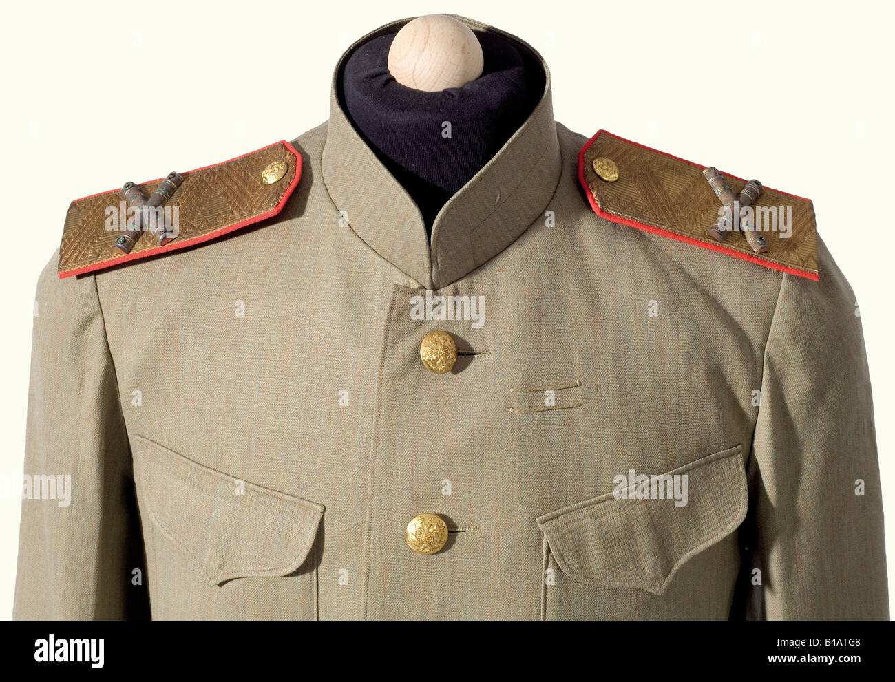 Kaiser Franz Joseph i d'Austria (1830 - 1916) - un panello da spalla tunica e Maresciallo come colonnello-prietor del Reggimento russo della Guardia A Piedi di Kexholmski., Le spalline hanno sovrapposto i batoni del maresciallo d'argento, parzialmente dorati e smaltati, su pizzo d'oro (leggermente oscurato). Il rivestimento in tessuto rosso ha una copertura a strisce e la lingua russa verde (strappata in luoghi) con danni alla falena. Pulsanti aquila doppia dorata. La tunica è molto fine, presumibilmente su misura a Vienna di tessuto di lana verde oliva, con un leggero intreccio rosso. Quattro passi, Foto Stock