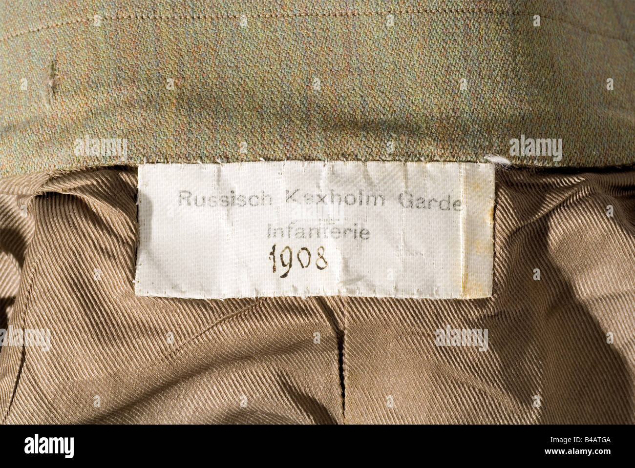 Kaiser Franz Joseph i d'Austria (1830 - 1916) - un panello da spalla tunica e Maresciallo come colonnello-prietor del Reggimento russo della Guardia A Piedi di Kexholmski., Le spalline hanno sovrapposto i batoni del maresciallo d'argento, parzialmente dorati e smaltati, su pizzo d'oro (leggermente oscurato). Il rivestimento in tessuto rosso ha una copertura a strisce e la lingua russa verde (strappata in luoghi) con danni alla falena. Pulsanti aquila doppia dorata. La tunica è molto fine, presumibilmente su misura a Vienna di tessuto di lana verde oliva, con un leggero intreccio rosso. Quattro passi, Foto Stock