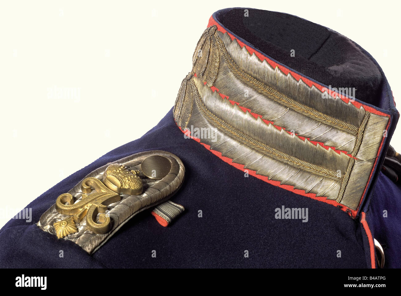 Un cappotto tunica e frock per un Oberleutnant, (Primo tenente) del reggimento Kaiser Alexander Grenadier Guards n. 1. La tunica ha il colletto e la manica ricami tipici dei reggimenti Alexander e Franz Grenadier. Passanti in Epaulette e spalline cucite con cifi in ghisa. C'è un'etichetta del proprietario, 'von Falkenhayn 1912', sulla tasca interna. Numerosi anelli di decorazione. Cappotto in camice con spalline e l'etichetta del proprietario. Entrambi i pezzi uniformi sono puliti e senza danni di falena. Storico, storico, 1910s, 20th secolo, Prussian, Prussia, G, Foto Stock