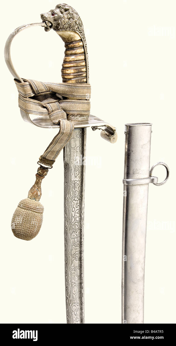 Una splendida sciabola - un premio di marzata per il 16th Reggimento di fanteria Großherzog Ferdinand von Toskana 1912., Damasco pala di pipa con yellmen. Zainetto con testa a leone e occhielli rossi in vetro argentati. Dedica incisa sotto la guardia. 'Em besten Schützen 1912 - Oberst Hinzler K.B. Inf.Rgt. 16' (Al miglior marksman 1912 - Colonnello Hinzler Royal Bavarian. Inf. Rgt. 16). Presa ossea con avvolgimento in filo d'argento. Il nodo della spada dell'ufficiale attaccato. Barbard in acciaio lucido con anello di sospensione mobile. Lunghezza 100,5 cm. Storico, storico, 1910s, Foto Stock