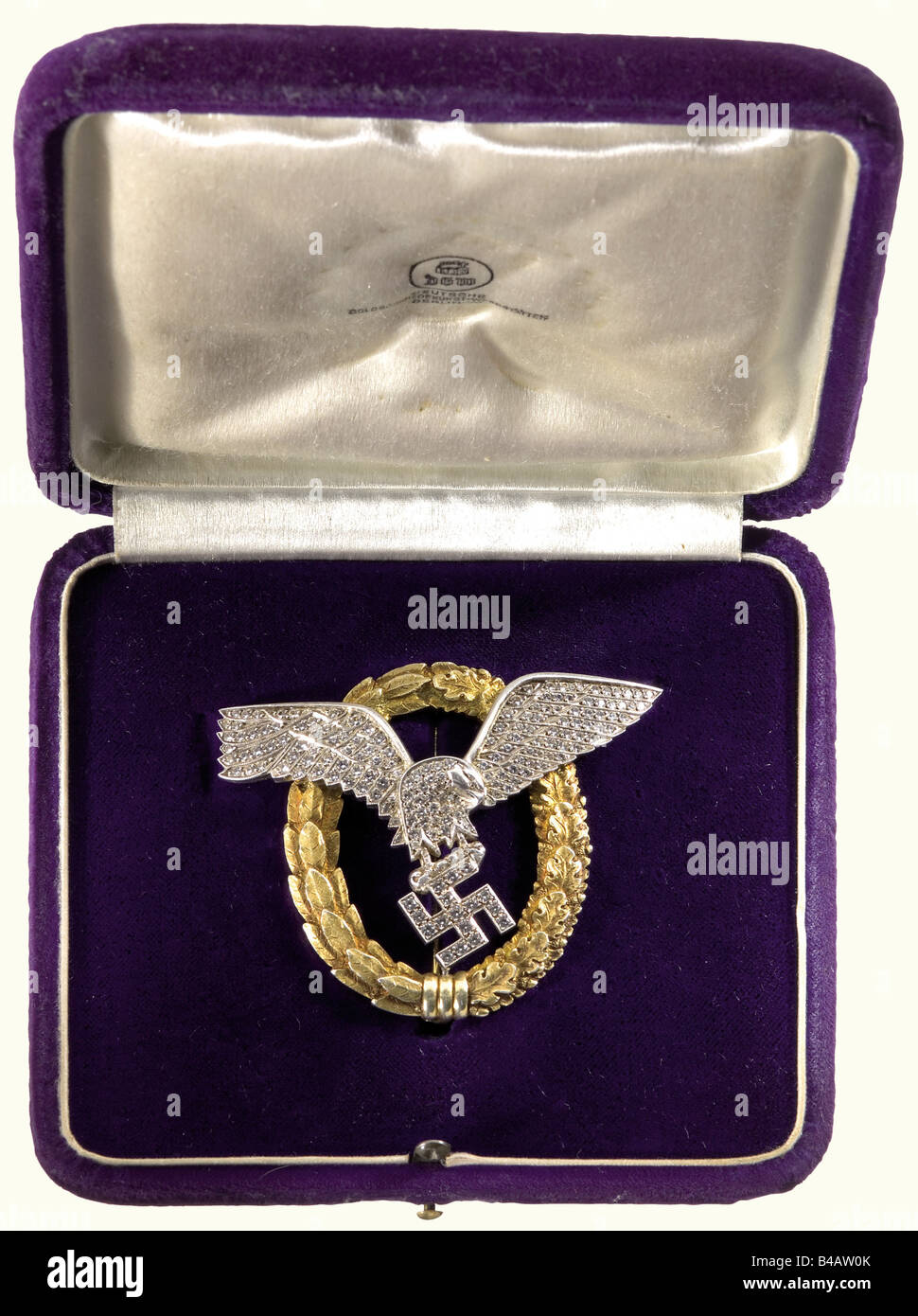 Generalfeldmarschall Hugo Sperrle, Comandante Supremo di Luftwaffenkommando West., Una Combinazione di piloti e Osservatori Badge in oro con Diamanti, nel suo caso originale di emissione. La foglia di quercia e la corona di alloro, l'aquila bombata e la swastika sono argento, in opera aperta con più di 170 diamanti, assemblati con due dadi a fessura su perni filettati saldati. La swastika fissata al nastro si legò sul fondo della corona. Il perno con una cerniera a rullo e un fermo di sicurezza. Peso 30,70 g, 51,55 x 60,19 mm. Il caso estremamente raro coperto e rivestito con pur, Foto Stock