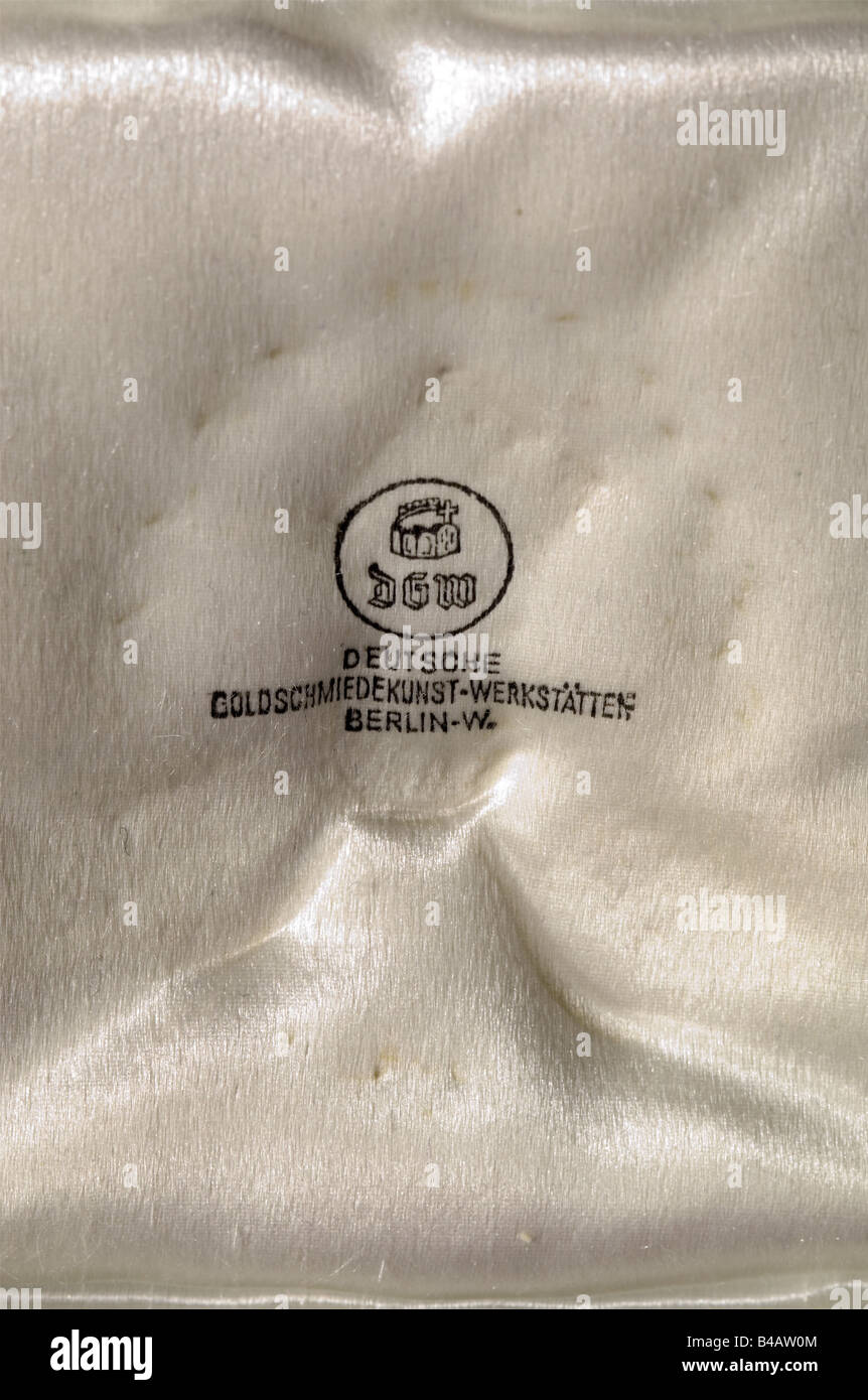 Generalfeldmarschall Hugo Sperrle, Comandante Supremo di Luftwaffenkommando West., Una Combinazione di piloti e Osservatori Badge in oro con Diamanti, nel suo caso originale di emissione. La foglia di quercia e la corona di alloro, l'aquila bombata e la swastika sono argento, in opera aperta con più di 170 diamanti, assemblati con due dadi a fessura su perni filettati saldati. La swastika fissata al nastro si legò sul fondo della corona. Il perno con una cerniera a rullo e un fermo di sicurezza. Peso 30,70 g, 51,55 x 60,19 mm. Il caso estremamente raro coperto e rivestito con pur, Foto Stock