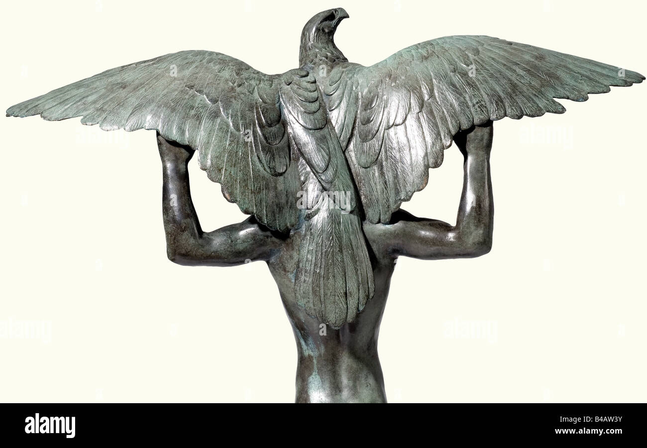 Ferdinand Liebermann (1883 - 1941) - bronzo figura 'Deutschland erwache!'., ("Germania, sveglio!') gioventù permanente, sulla sua spalla un aquila pronto a salire. Base firmato "Ferdinand Liebermann" sulla sinistra, sul retro del marchio del Belle Arti "fonderia Guss Brandstetter München". Altezza 100,5 cm. Una figura imponente con una bella e profonda patina verde. Liebermann ha creato la figura 'Deutschland erwache!' nel 1924 e presentato al pubblico in occasione della mostra Arte in Monaco di Baviera Palazzo di Vetro nello stesso anno. Ferdinand Liebermann ha completato la sua istruzione a Monaco di Baviera, artista del diritto d'autore non deve essere cancellata Foto Stock