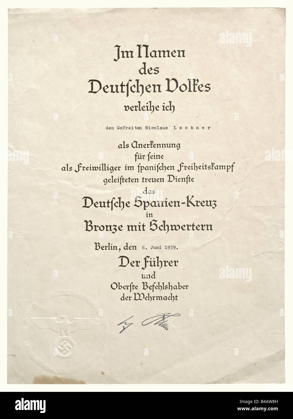 Ordini e documenti Del Personale sergente Nicolaus Lechner., Distintivo Serbatoio della Legione Condor in argento, stampato cavo, perno sostituito contemporaneamente, una delle sezioni di foglia inferiore rotto. Incluso il documento premio del 17 giugno 1940 con firma d'inchiostro 'Oberst von Thoma'. Danni, piccoli intaccature. Croce spagnola in bronzo con spade, metallo non ferroso scuro e il premio documento (danneggiato, bussato e nick) del 6 giugno 1939 con sigillo cieco-stampato. Medaglia di campagna spagnola con documento di riconoscimento a colori, Classe 2nd War Merit Cross con spade e Classe 2nd Iron Cross, Foto Stock