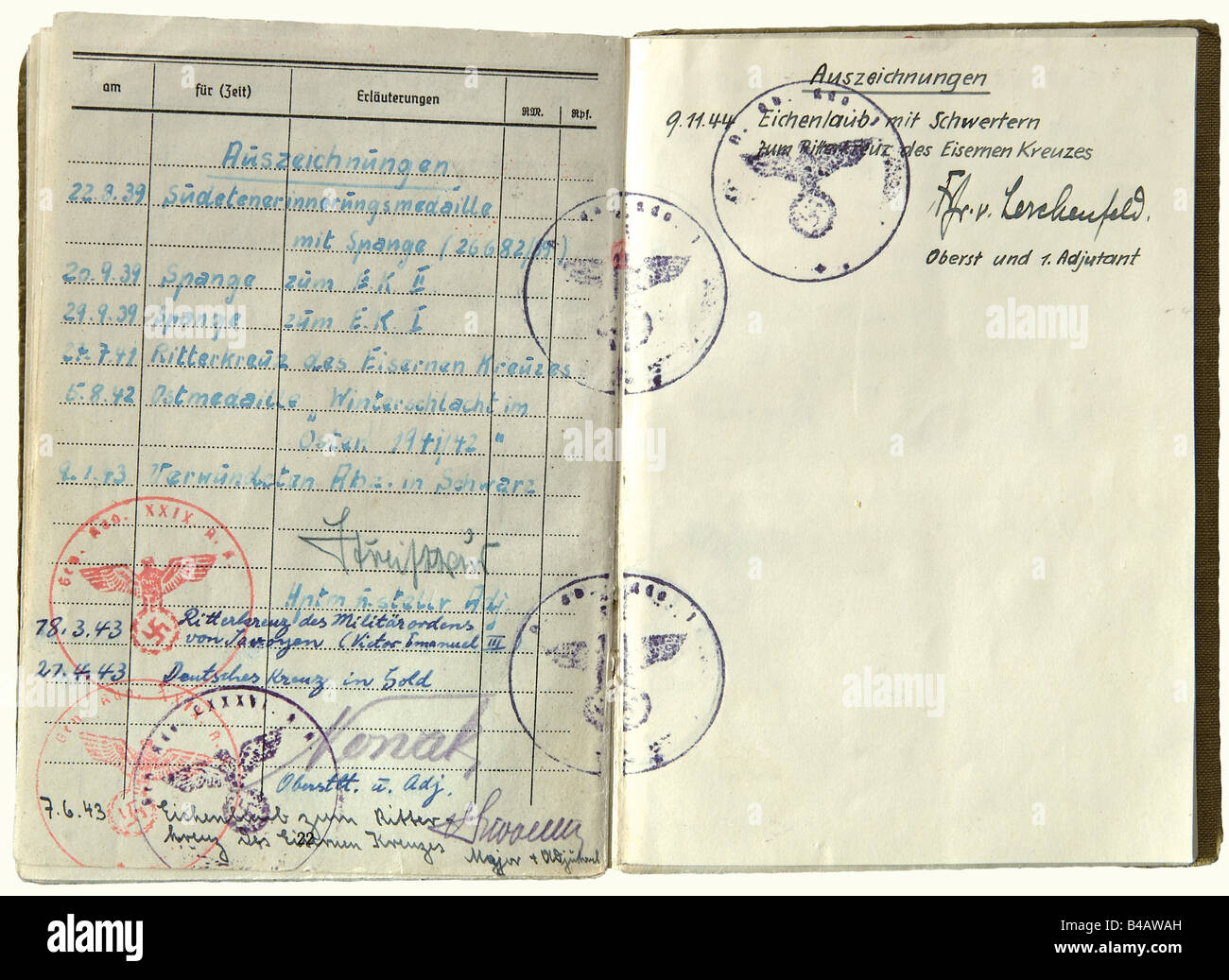 Un gruppo di documenti per il Vincitore delle spade ai Cavalieri Cross Gen. D. Inf. (Generale) Hans von Obstfelder., libro paga con foto di passaggio 1943. Voci per la Croce del Cavaliere 1941, la quercia Lascia il 1943, le spade alla quercia Lascia il 1944, e la Croce tedesca in oro 1943. Wehrpass 1938, voci per tutte le medaglie della Prima guerra mondiale, tutti i posti di servizio tra il 1905 e il 1945, così come il servizio di combattimento 1939 - 1943, e tutte le medaglie per la 2nd guerra mondiale (analogo al libro paga). Entrambi i documenti nella busta sono forati. Telegrammi di congratulazioni per il suo 40th anno di milit, Foto Stock