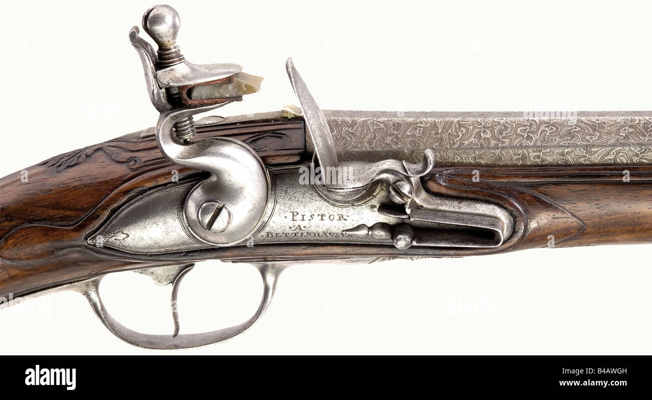 Una pistola flintlock, Pistor, Bettenhausen (vicino Kassel), circa 1740. Canna di Damasco a due stadi, la sezione breech ottagonale poi rotonda dopo una balaustra tra, con foro liscio in calibro 14 mm. Vista anteriore e posteriore in argento. Flintlock leggermente inciso recante la firma, "PISTOR A BETTENHAUSEN" sulla piastra di bloccaggio bombata. Brodo di noce intagliato con cappuccio a tromba e mobili in ferro tagliato. La protezione del grilletto è indicata con il numero "N.3". Ramrod originale con punta a tromba e scarpa in ferro. Lunghezza 46 cm. Presumibilmente Matthias Conrad Pistor 1691 - 1761. Lavorato a Bettenhausen 1732 - 17, Foto Stock Una pistola flintlock, Pistor, Bettenhausen (vicino Kassel), circa 1740. Canna di Damasco a due stadi, la sezione breech ottagonale poi rotonda dopo una balaustra tra, con foro liscio in calibro 14 mm. Vista anteriore e posteriore in argento. Flintlock leggermente inciso recante la firma, "PISTOR A BETTENHAUSEN" sulla piastra di bloccaggio bombata. Brodo di noce intagliato con cappuccio a tromba e mobili in ferro tagliato. La protezione del grilletto è indicata con il numero "N.3". Ramrod originale con punta a tromba e scarpa in ferro. Lunghezza 46 cm. Presumibilmente Matthias Conrad Pistor 1691 - 1761. Lavorato a Bettenhausen 1732 - 17, Foto Stock