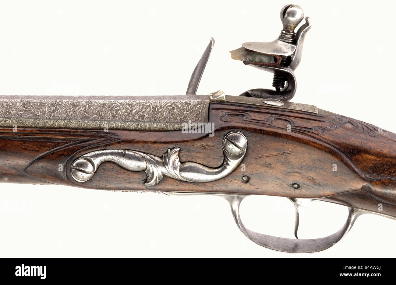 Una pistola flintlock, Pistor, Bettenhausen (vicino Kassel), circa 1740. Canna di Damasco a due stadi, la sezione breech ottagonale poi rotonda dopo una balaustra tra, con foro liscio in calibro 14 mm. Vista anteriore e posteriore in argento. Flintlock leggermente inciso recante la firma, "PISTOR A BETTENHAUSEN" sulla piastra di bloccaggio bombata. Brodo di noce intagliato con cappuccio a tromba e mobili in ferro tagliato. La protezione del grilletto è indicata con il numero "N.3". Ramrod originale con punta a tromba e scarpa in ferro. Lunghezza 46 cm. Presumibilmente Matthias Conrad Pistor 1691 - 1761. Lavorato a Bettenhausen 1732 - 17, Foto Stock Una pistola flintlock, Pistor, Bettenhausen (vicino Kassel), circa 1740. Canna di Damasco a due stadi, la sezione breech ottagonale poi rotonda dopo una balaustra tra, con foro liscio in calibro 14 mm. Vista anteriore e posteriore in argento. Flintlock leggermente inciso recante la firma, "PISTOR A BETTENHAUSEN" sulla piastra di bloccaggio bombata. Brodo di noce intagliato con cappuccio a tromba e mobili in ferro tagliato. La protezione del grilletto è indicata con il numero "N.3". Ramrod originale con punta a tromba e scarpa in ferro. Lunghezza 46 cm. Presumibilmente Matthias Conrad Pistor 1691 - 1761. Lavorato a Bettenhausen 1732 - 17, Foto Stock