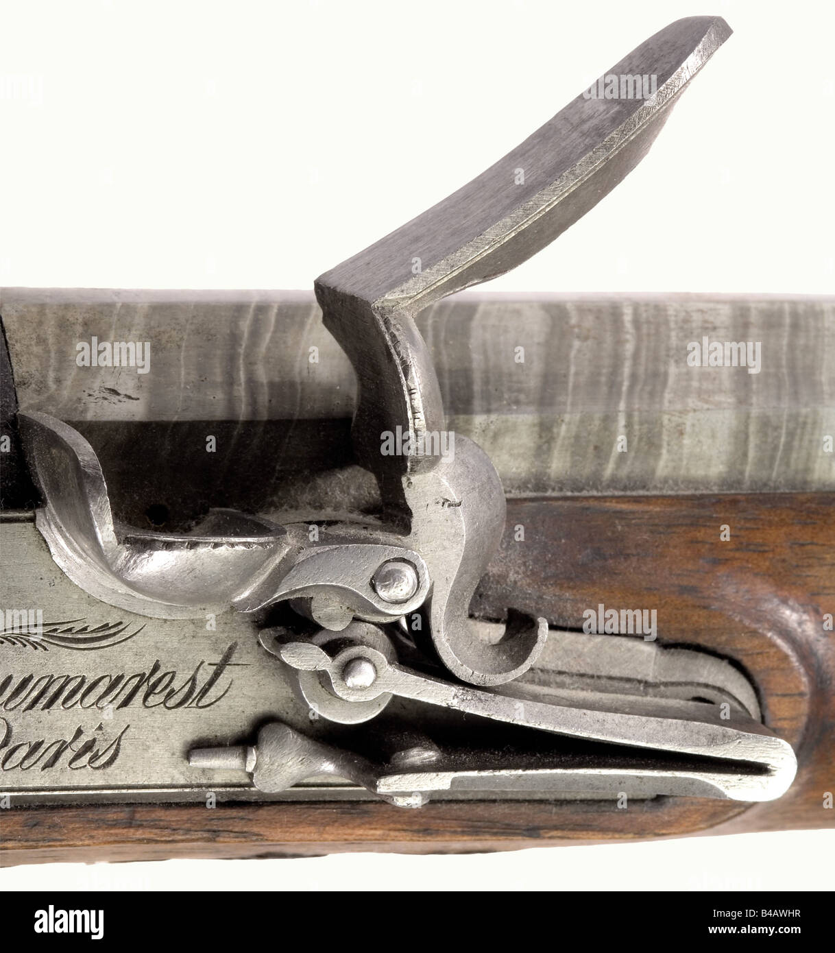 Un paio di pistole flintlock, Dumarest à Paris, circa 1810. Torsioni ottagonali di Damasco, lievemente costrittite al centro. Alesaggi con microscanalatura fine rigatura in calibro 17 mm. Il marchio di prova "ELG" di Liegi è stampigliato sui lati. Serrature leggermente incise con frizzens a rullo. Le piastre di bloccaggio sono incise con la scritta "De carest Paris". Noce pieno stock con impugnature a scacchi. Mobili in ferro inciso. Ferro ramrod con punte di ottone, che non(?) appartengono alle armi. Lunghezza di ogni 32,5 cm. Storico, storico, 19th secolo, pistola civile, mano civile, Foto Stock