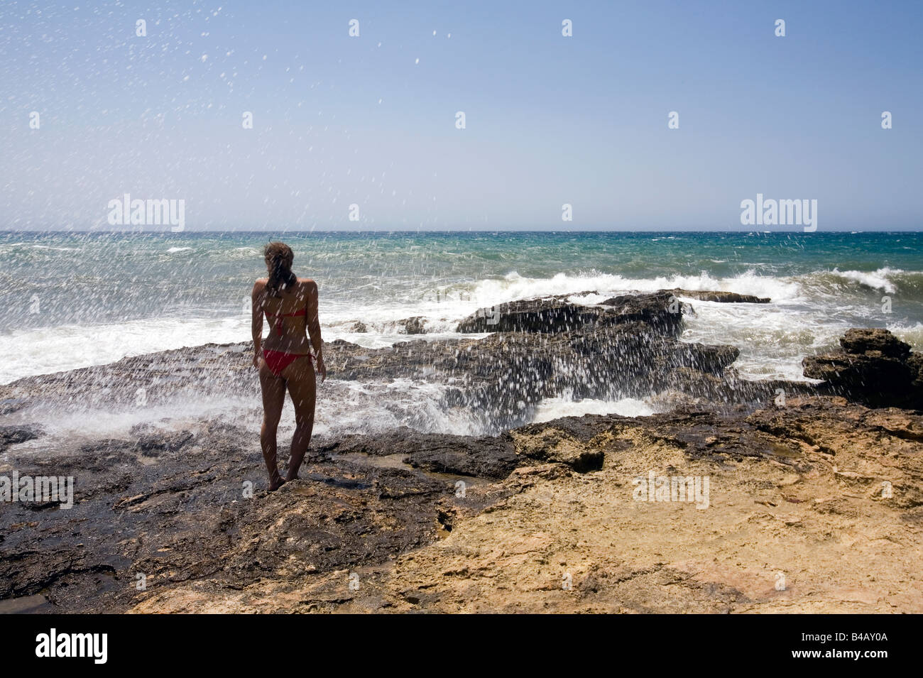 Ragazza giovane di fronte al mare Foto Stock