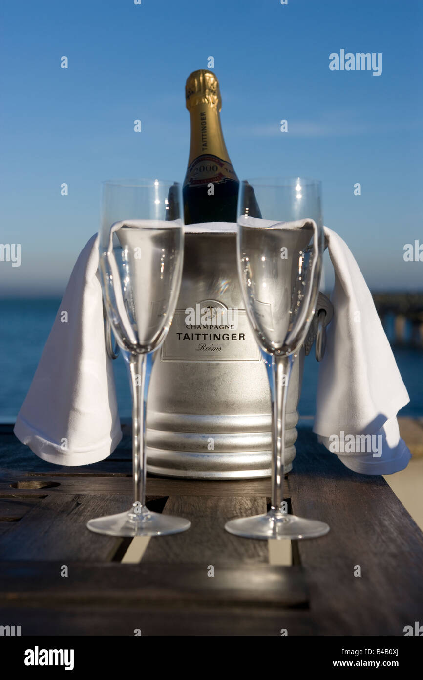Ristorante Terrazza con bottiglia di Champagne Tattinger e bicchieri Foto Stock