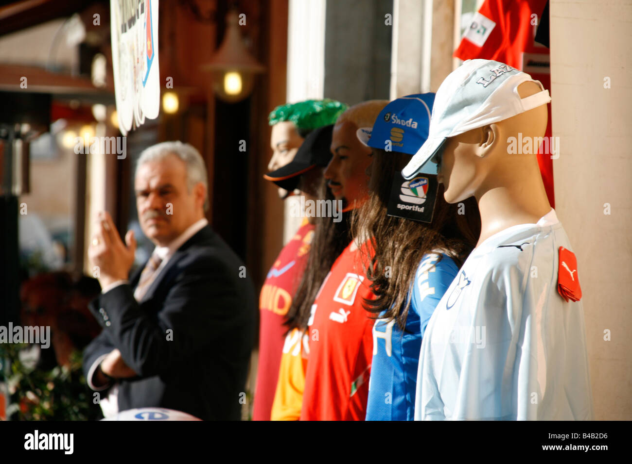 Manichini con kit di calcio al di fuori del negozio a Roma Italia Foto Stock