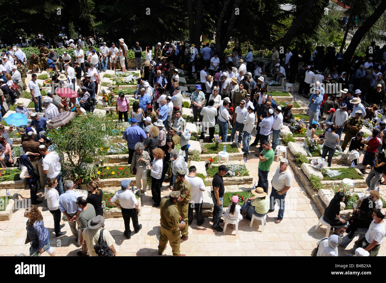 Folla israeliano commemora "caduti giorno' in un cimitero militare, il giorno appena prima del giorno di indipendenza, in Gerusalemme. Foto Stock