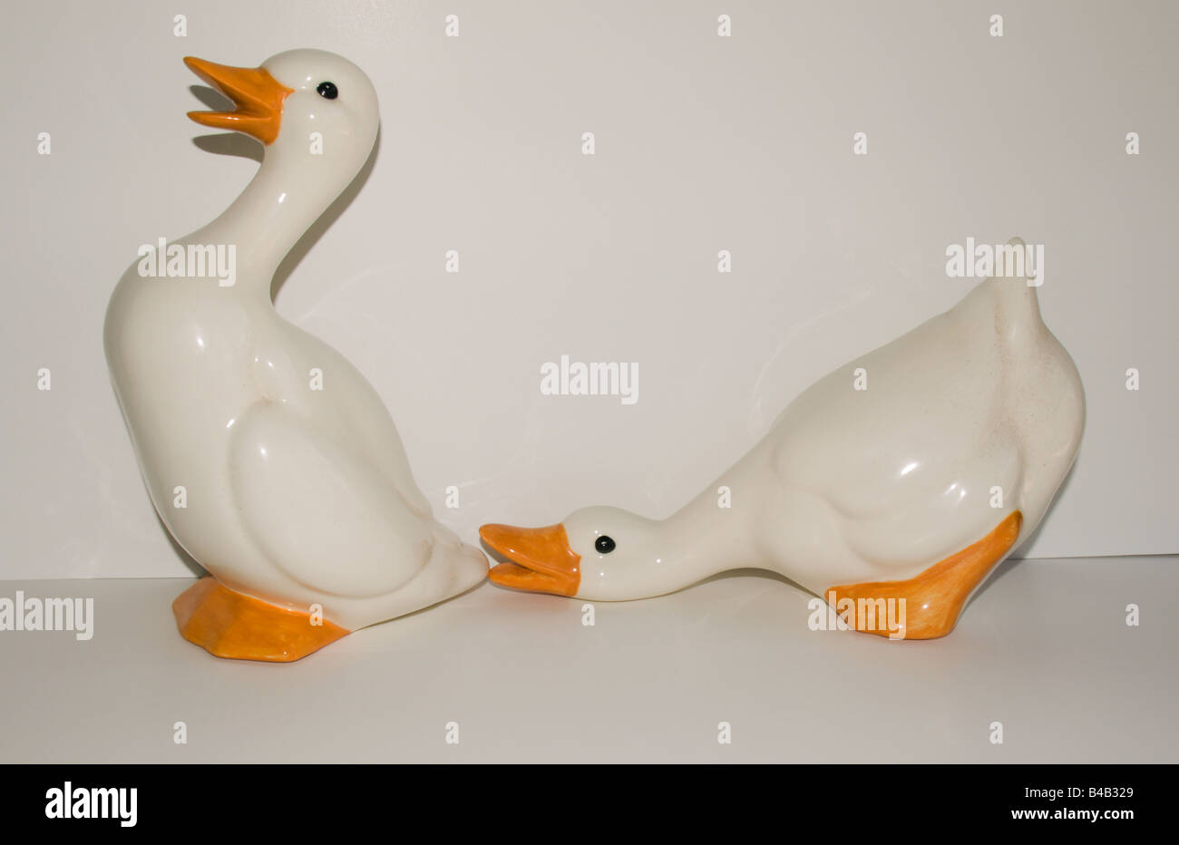 Anche le oche in ceramica può ottenere giocoso a volte Foto stock - Alamy