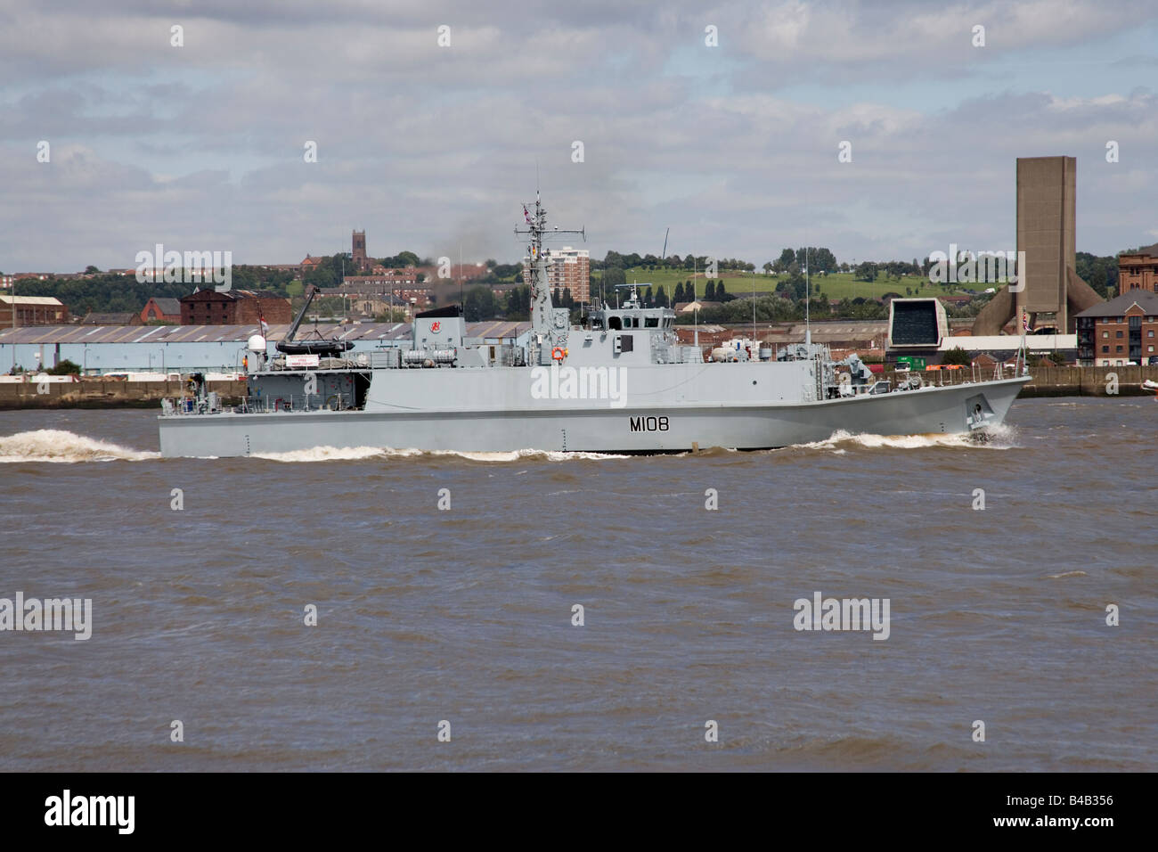 HMS Grimsby risalendo il Mersey con Liverpool dietro come parte della Tall Ships Race celebrazioni Foto Stock