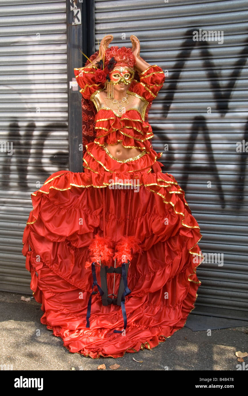 Hackney carnevale 28 settembre 2008 Costume puntellato contro persiane in acciaio Foto Stock