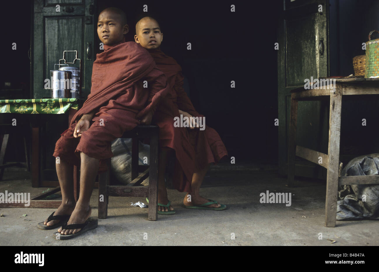 Contemplativa due giovani monaci seduto su una sedia, Kalaw, Unione di Myanmar Foto Stock