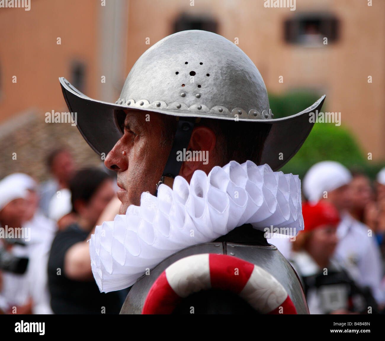 Uomo in corteo storico indossando xv secolo costume conquistador Foto Stock