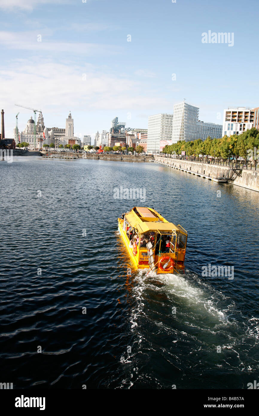 Veicolo anfibio in Liverpool docks Foto Stock