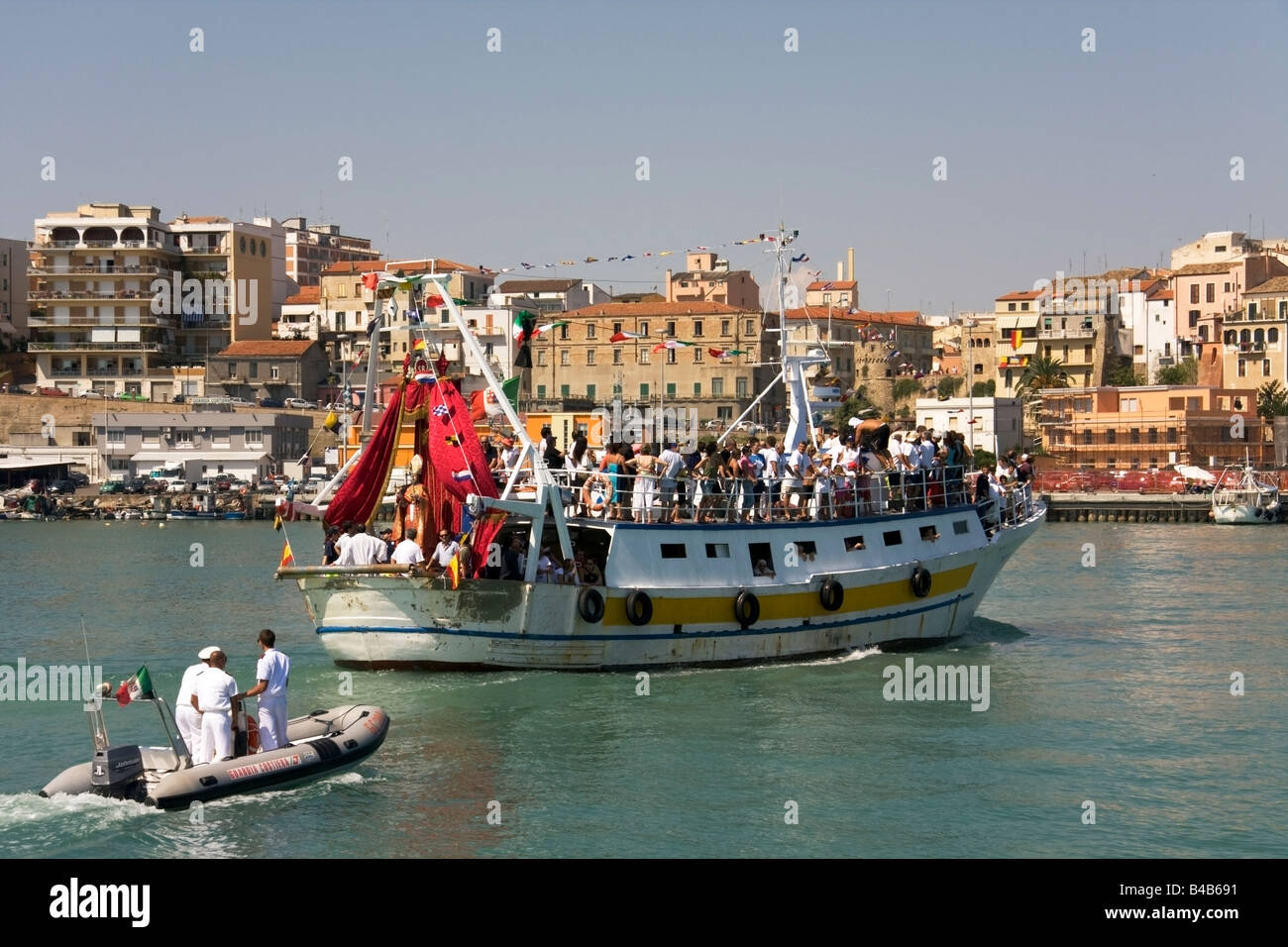 Il Santo sulla barca durante il Giorno Santo di San Basso nella città di Termoli Campobasso Molise Italia Europa Foto Stock