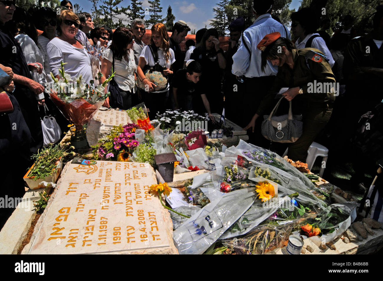 Popolo israeliano raccogliendo in un cimitero militare su 'caduti giorno", il giorno appena prima del giorno di indipendenza, in Gerusalemme. Foto Stock