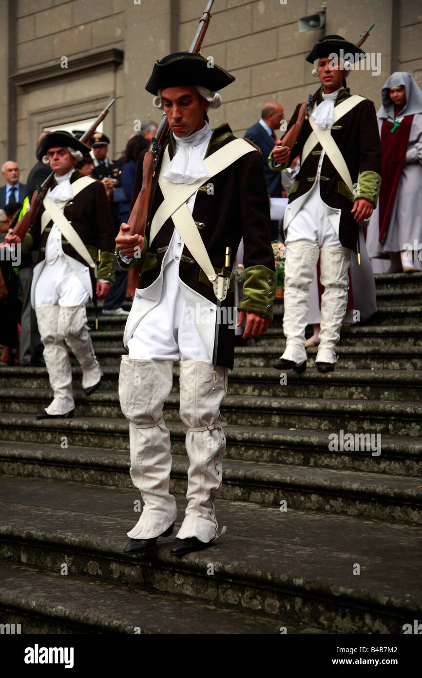 3 uomini nel XVIII secolo uniforme militare Foto Stock