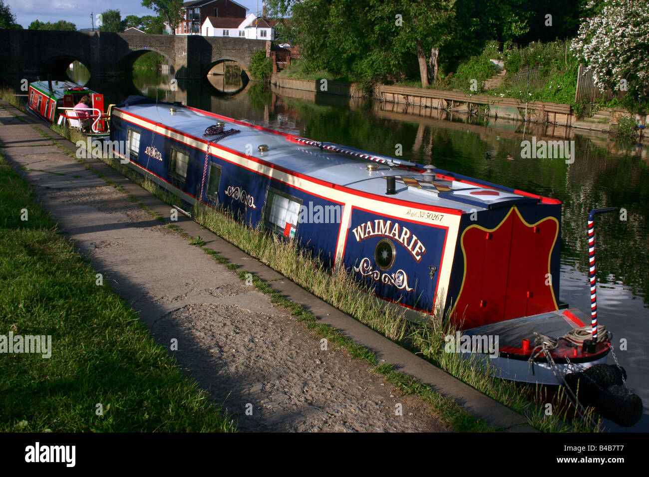 Decorate in barca sul canale sul fiume Avon a Tewkesbury, Gloucestershire, Inghilterra Foto Stock